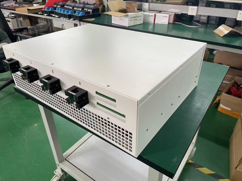 Những thách thức đặc biệt nào mà bù công suất phản ứng trong các trạm năng lượng mới phải đối mặt?