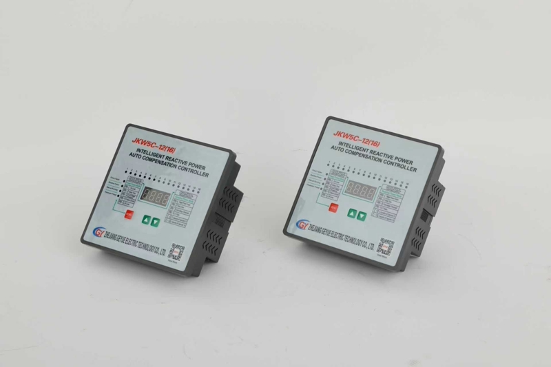 Với tỷ lệ năng lượng tái tạo được kết nối cao, Bộ điều khiển hệ số công suất tự động hoạt động như bộ ổn định lưới điện như thế nào?