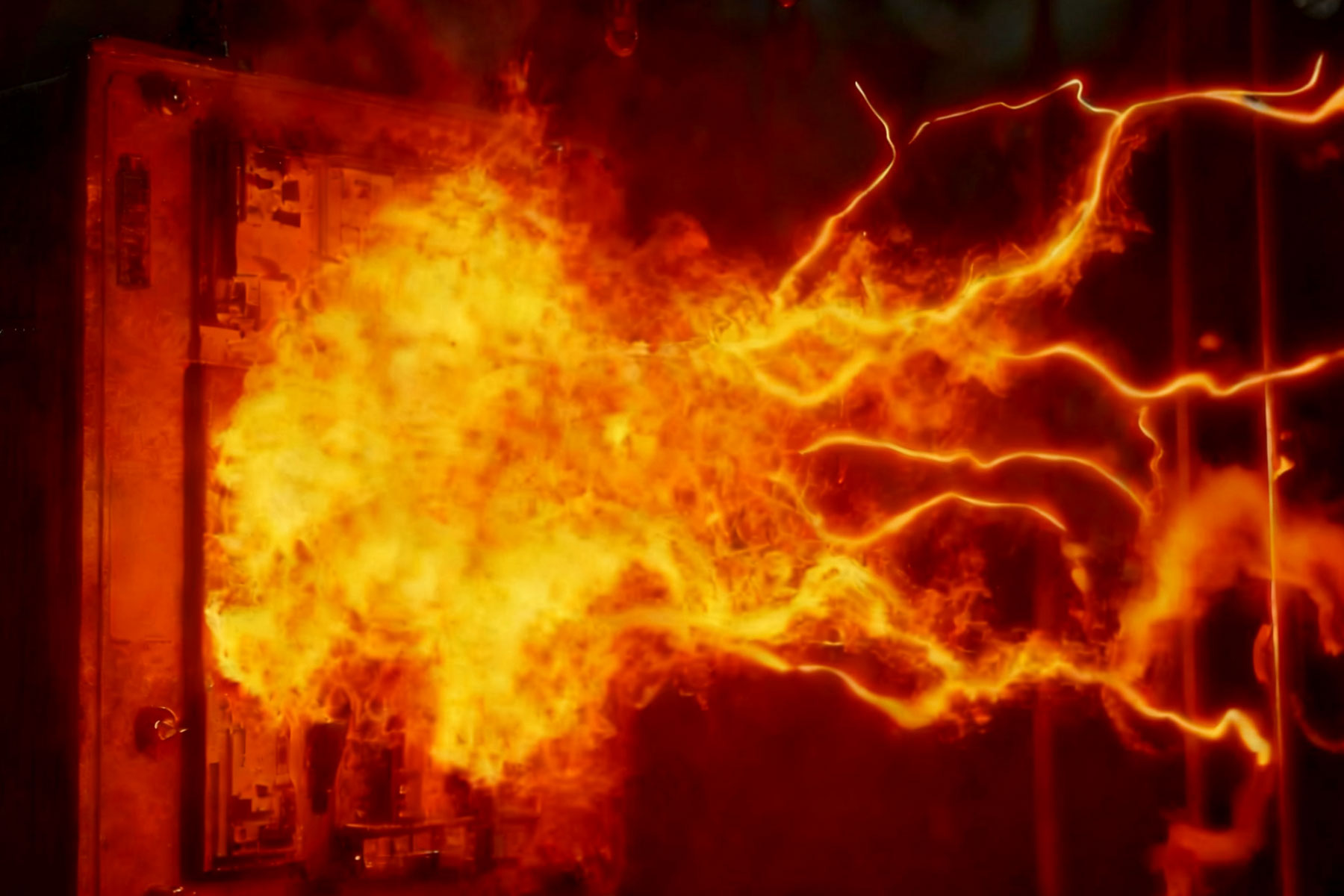 Rủi ro phóng điện hồ quang liên quan đến việc chuyển mạch tụ điện là gì và làm thế nào để giảm thiểu chúng?