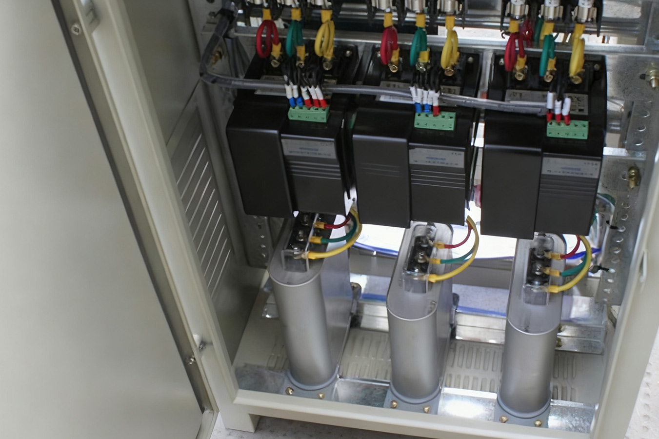 Làm cách nào để chúng tôi xác định vị trí tối ưu cho các tụ điện Shunt tự phục hồi trong Mạng lưới phân phối điện phức tạp?