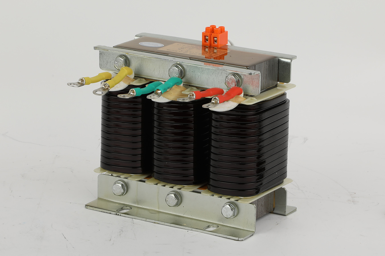 Làm thế nào để chúng ta xác định kích thước phù hợp của lò phản ứng lệch pha để đảm bảo bảo vệ tụ điện mà không ảnh hưởng đến công suất bù?