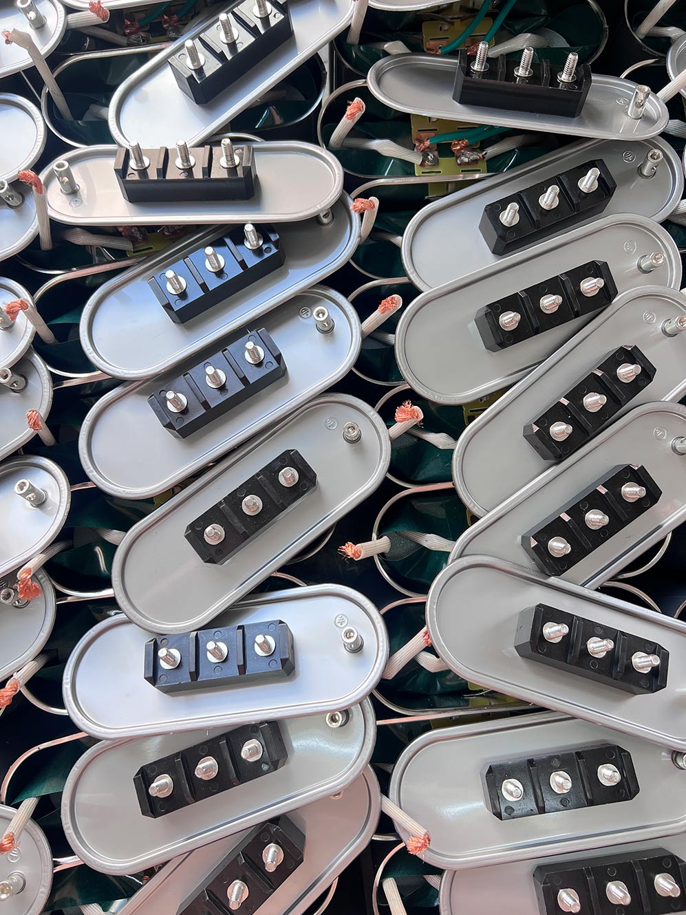 Tầm quan trọng của các giá trị mô-men xoắn khi kết nối các đầu cực nguồn của tụ điện là gì và rủi ro của việc siết chặt không đúng cách là gì?